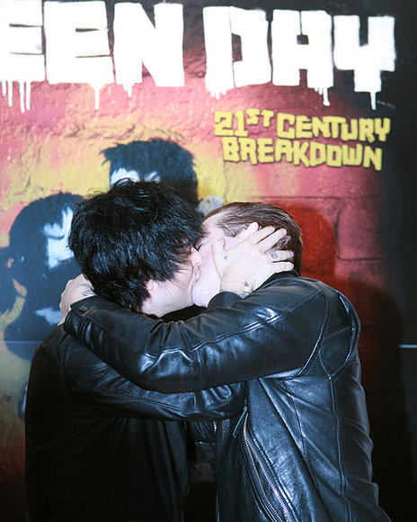 do you really think billie joe and tre cool kissed?.