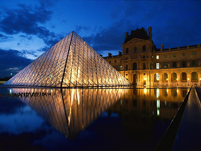 متحف اللوفر Pyramid+at+Louvre+Museum,+Paris,+France