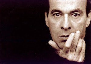 Poema, de Cazuza, por Ney Matogrosso. "De repente, a gente vê que perdeu ou está perdendo alguma coisa morna e ingênua que vai ficando no caminho..."