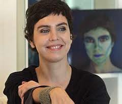 Adriana Calcanhotto canta "Intimidade (Sou eu)"..."...Eu sou seu Hitler, seu Peter Pan..."
