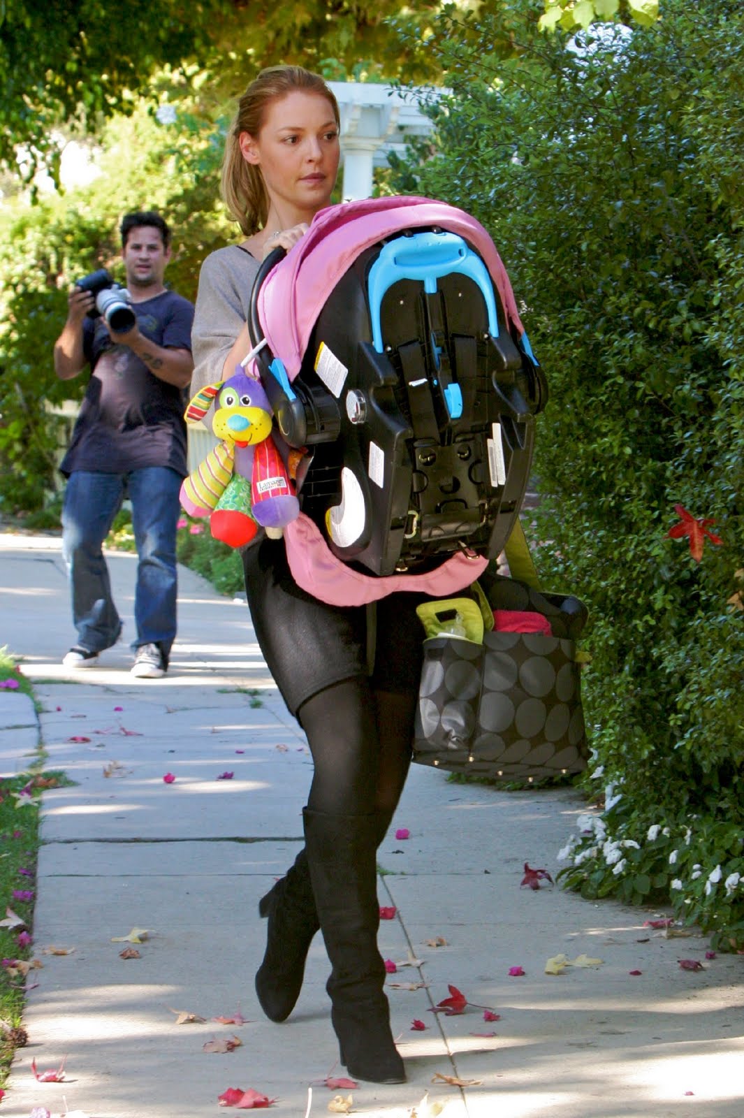 http://2.bp.blogspot.com/_Qw2CqRuylQw/S7t9-O8Eg1I/AAAAAAAAB2w/wb2F9nWCQo4/s1600/67534_Katherine_Heigl_Arrives_at_her_home_in_LA_01_122_481lo.jpg