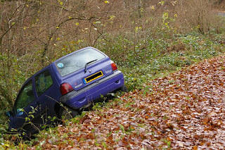 car in ditch teilhet menat