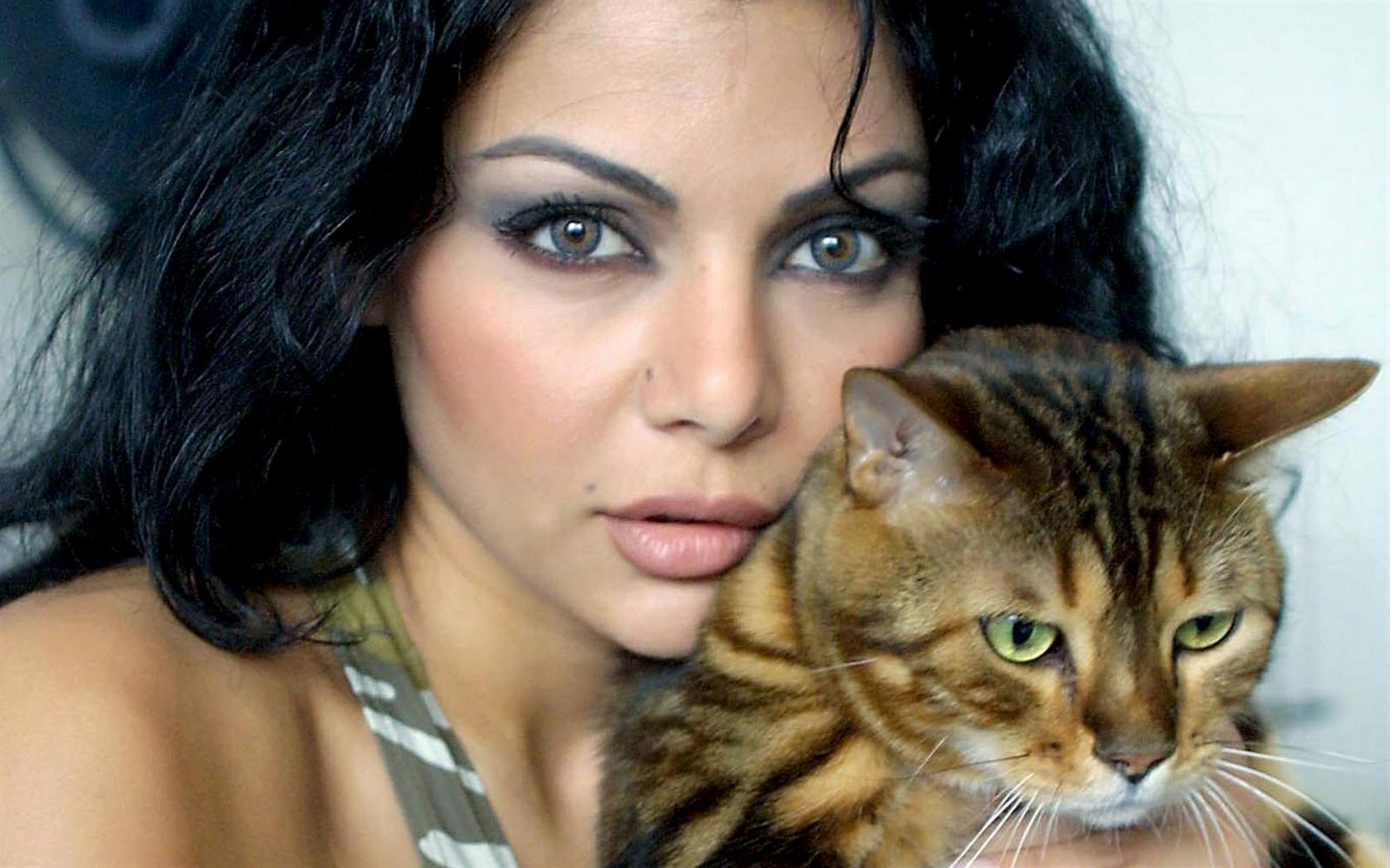 http://2.bp.blogspot.com/_R2I4TaTSXww/SfNslkGWMjI/AAAAAAAAAJ4/cuXYjQk_TCU/s1600/Widerwalls.blogspot.com_Haifa_Wehbe(1).jpg