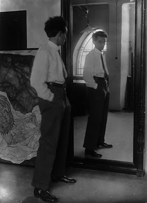 http://2.bp.blogspot.com/_R3pyy2Gt8II/SjwMO3T8DJI/AAAAAAAAAhA/DaKedpziEfI/s400/Portrait_egon-Schiele_1915.jpg