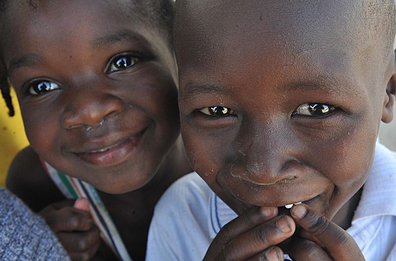 [800px-HaitiOrfaos2-1.JPG]