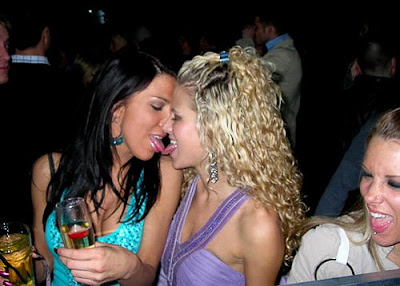 sexy-drunk-girls-kissing-135.jpg