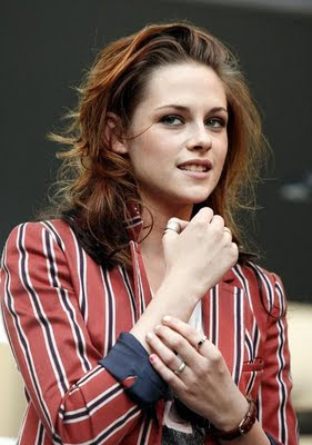 Kristen Stewart Rings on Kristen Stewart Wearing Little Riding Hood Rings