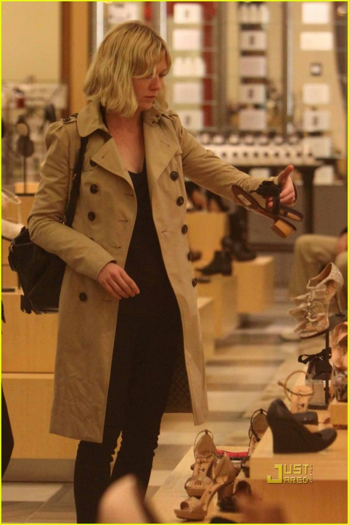 Kirsten Dunst does Christmas sh...