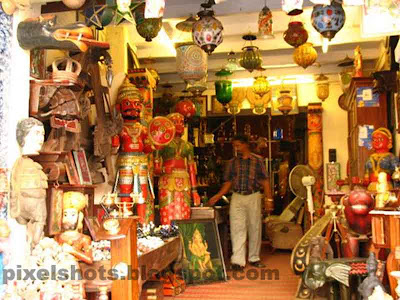 antiques shop,sculptures,clay sculptures,mattancherry shops,cochin jew street shops,antiques