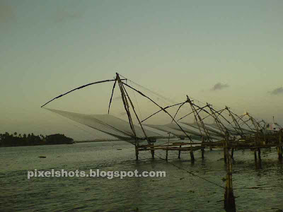 fishing-methods-in-kerala,chinease-fish-nets-photos,fishing in beaches,fort-cochin-attraction,sonyericsson photography