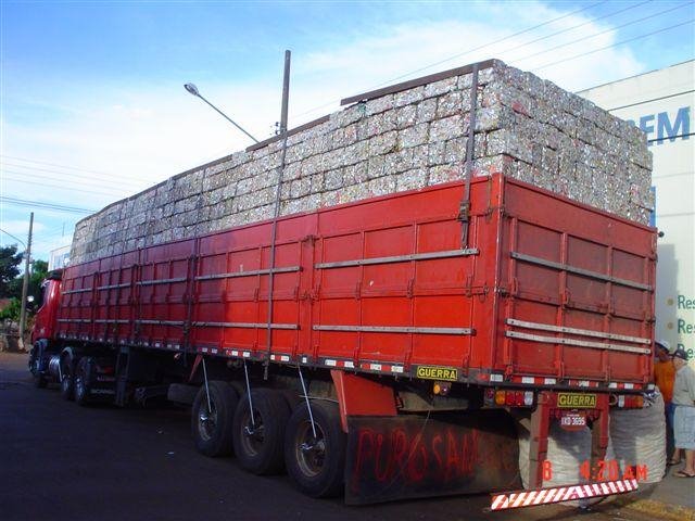 Caminhão carregado com 35 mil toneladas de latinhas sai de Tangará da Serra