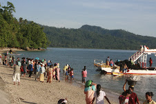 rame-rame nunggu pelaut di bibir pantai