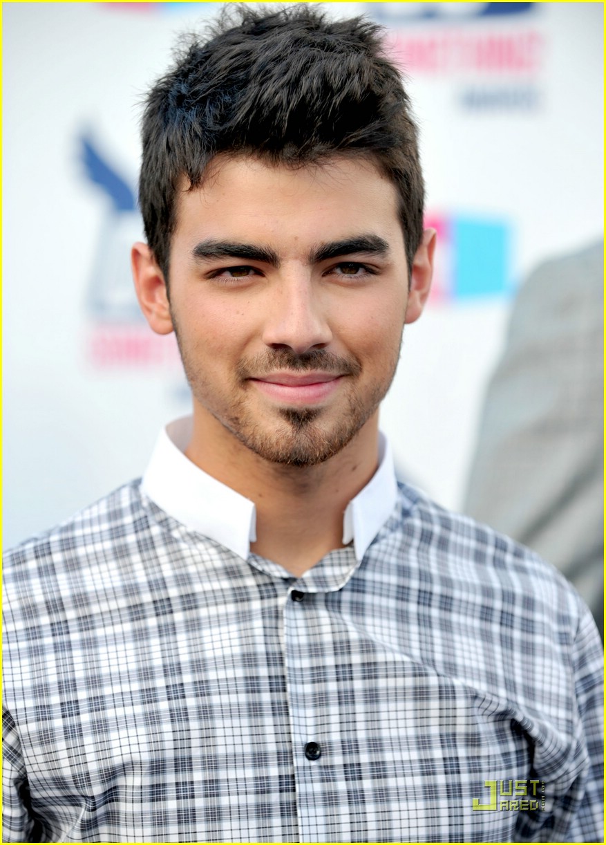 DIA DIA CON LOS JONAS JOE JONAS EN LA ALFOMBRA DE VH1 2010
