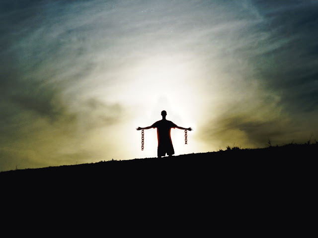 http://2.bp.blogspot.com/_RLb2PCENJDQ/S7bGb8BaSzI/AAAAAAAAAOo/nPN1kKcwq_M/s1600/silhouette20standing20chains20broken20freedom20from20slavery.jpg