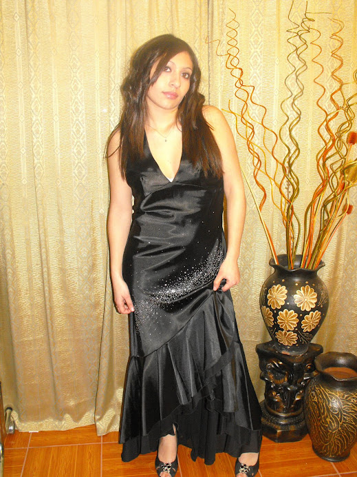 VESTIDO EN SATIN NEGRO CON APLICACIONES SRTASS  TALLA 44  46