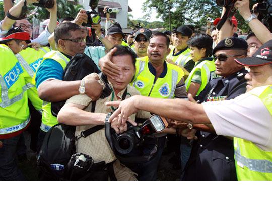 [Brutality+of+Malaysian+Umno+Police.jpg]