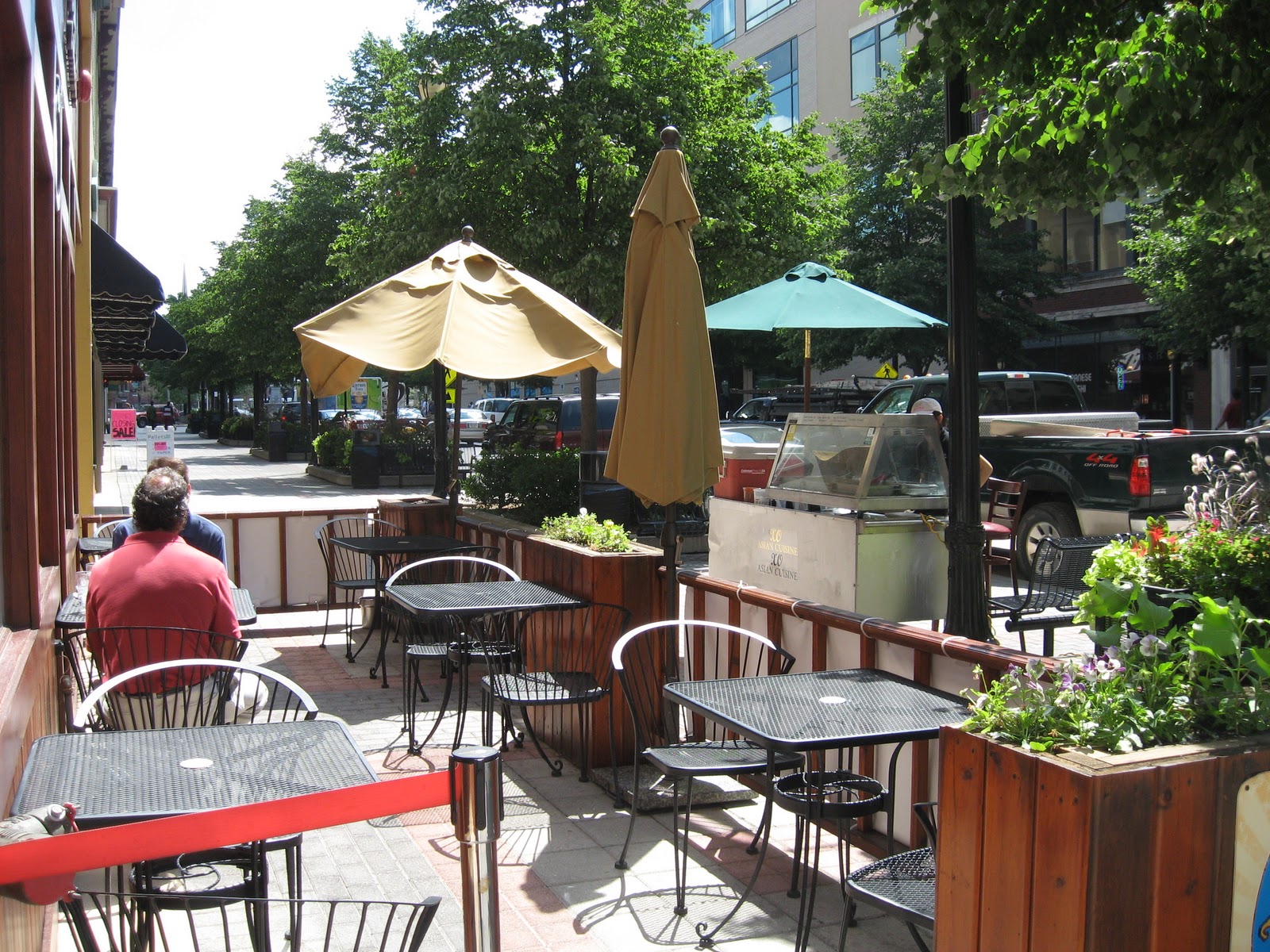 Commercial District Advisor RoundUp Outdoor Eating