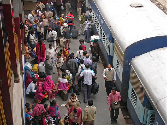 Foule sur un quai de la gare de New Delhi, Inde