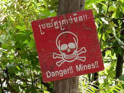 Enseigne prévenant du danger de mines au Cambodge