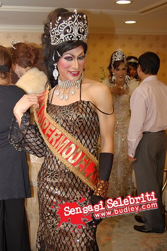 RUMAHPUSAKAKU: Mak nyah sembah patung untuk cantik