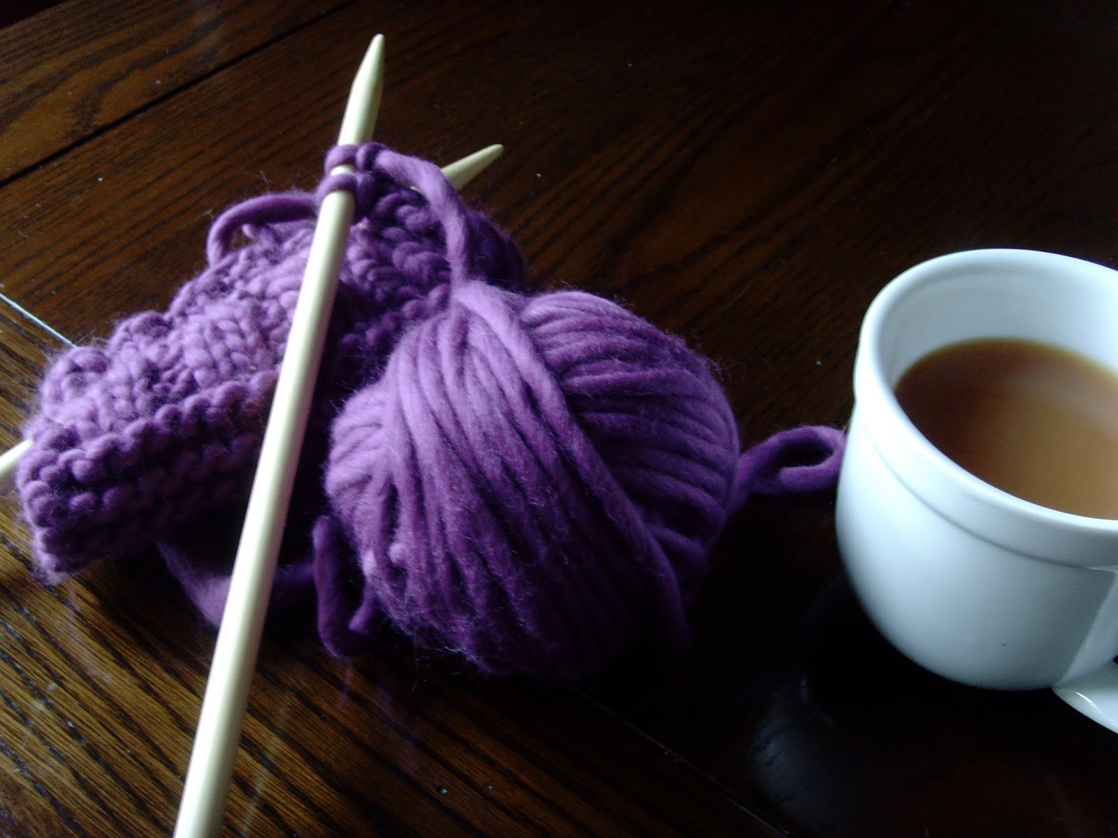 [knitting+and+tea.JPG]