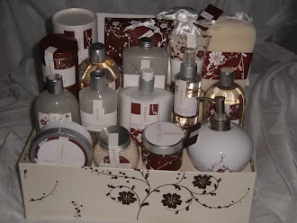 Beautiful ***Brand New*** 18 Piece Bath and Body Gift Set