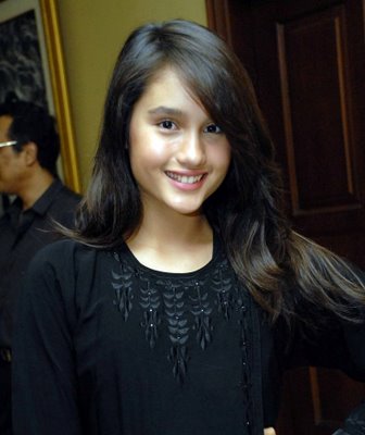 Cinta Laura Raih Platinum