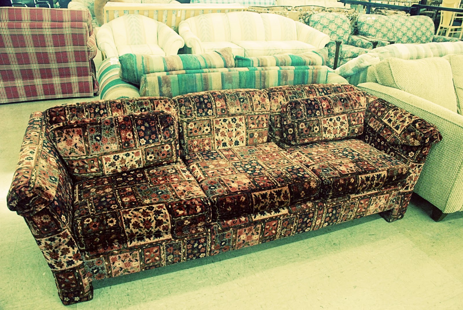 http://2.bp.blogspot.com/_RjVscSWW_oY/TUTkM2-HjWI/AAAAAAAAAgA/2KLs5NejBbw/s1600/gypsy+couch.jpg