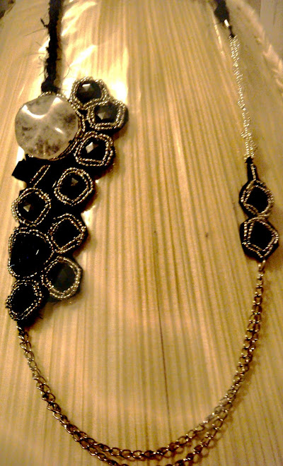 collar de piedras bordado