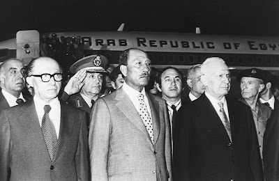 السادات رجل من ماس في زمن الصفيح Sadat+Ben+Gurion+Airport+1977