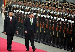 Costa Rican President Oscar Arias(C) and Chinese President Hu Jintao(L) review an honour guard at a welcoming ceremony at the Great Hall of the People in Beijing. Arias on Wednesday signed several accords with his Chinese counterpart, months after the Central American nation established diplomatic relations with the Asian giant.(AFP/Fredric J Brown)