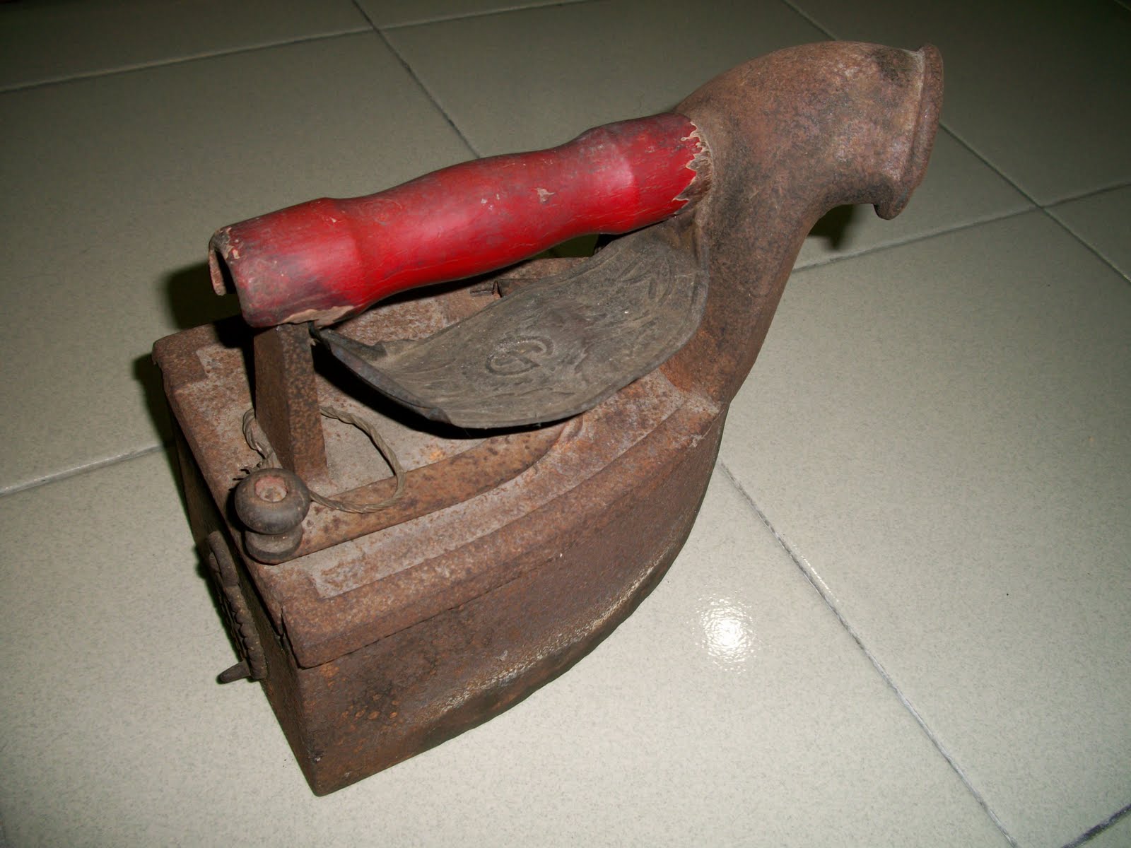 collectible items Antique Vintage Charcoal Irons Seterika Arang Antik