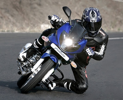Bajaj+pulsar+220+stunts