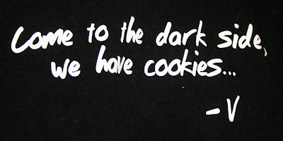 http://2.bp.blogspot.com/_SCfwBkF65oY/SeEffLdSneI/AAAAAAAAMmU/80m90QzkQ_4/s400/T-Shirt+Come+to+the+dark+side,+we+have+cookies+-+V.png