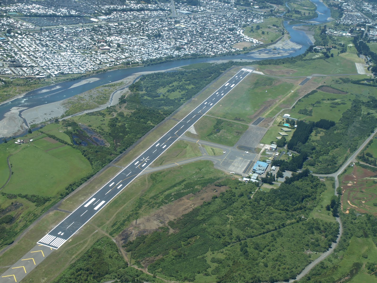 [aerea+aeropuerto+de+Temuco-728258.JPG]