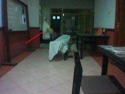 ... FOTO PENAMPAKAN HANTU YANG TERTANGKAP KAMERA AMATIR