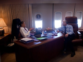 FOTO AKTIVITAS OBAMA DALAM PESAWAT AIR FORCE ONE