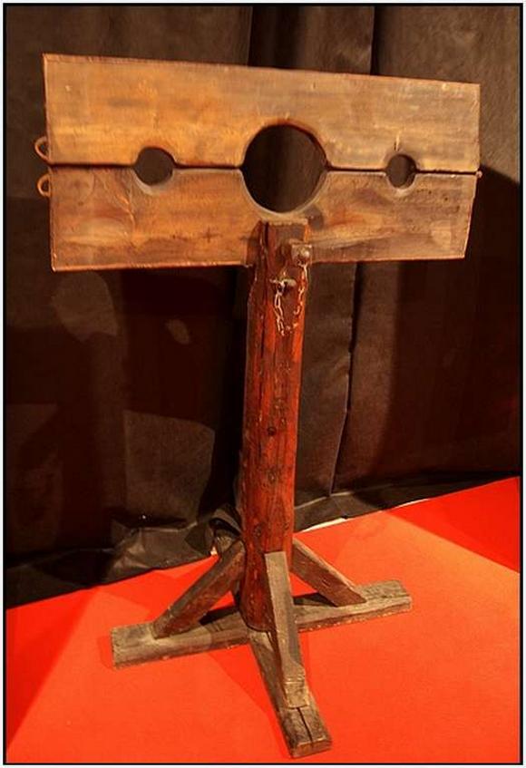 Medieval device with swinging blades