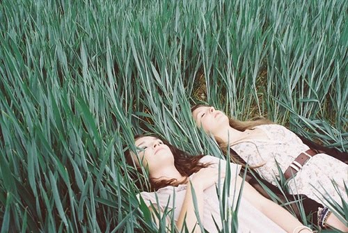 Ханна в густой траве - 96 фото