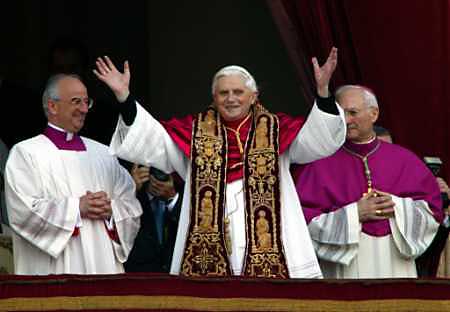 benedict_xvi_balcony.jpg