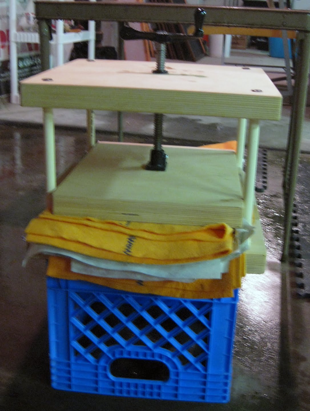 http://2.bp.blogspot.com/_SYY5mekVko4/TLc0KOak5qI/AAAAAAAAAko/u6nECz06474/s1600/paperpressing.jpg