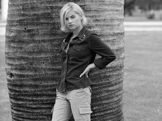 Free wallpapers without watermarks of Elisha Cuthbert at Fullwalls.blogspot.com