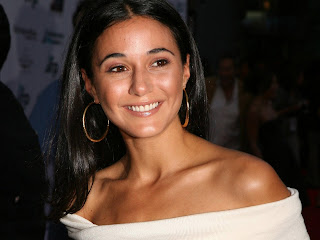 Free wallpapers without watermarks of Emmanuelle Chriqui at Fullwalls.blogspot.com