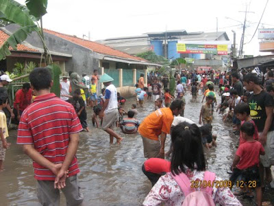 Memancing Ikan yang Unik di Air Genangan