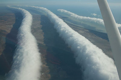 Imagen captada por el fotógrafo Mick Petroff en las que se ven algunas Morning Glory Clouds cerca del Golfo de Carpentaria, Australia
