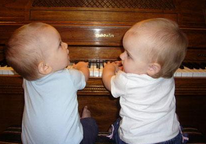 Twin%2Bbaby%2Bbrothers%2Bplaying%2Bpiano_they%2Blook%2Bso%2Bsweet.PNG