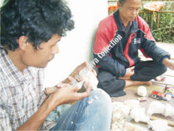 Pengrajin Wayang Golek yang tergabung di PPWG Jawa Barat