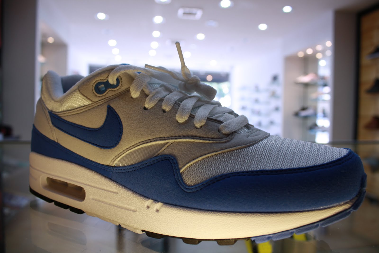 air max one blue and white