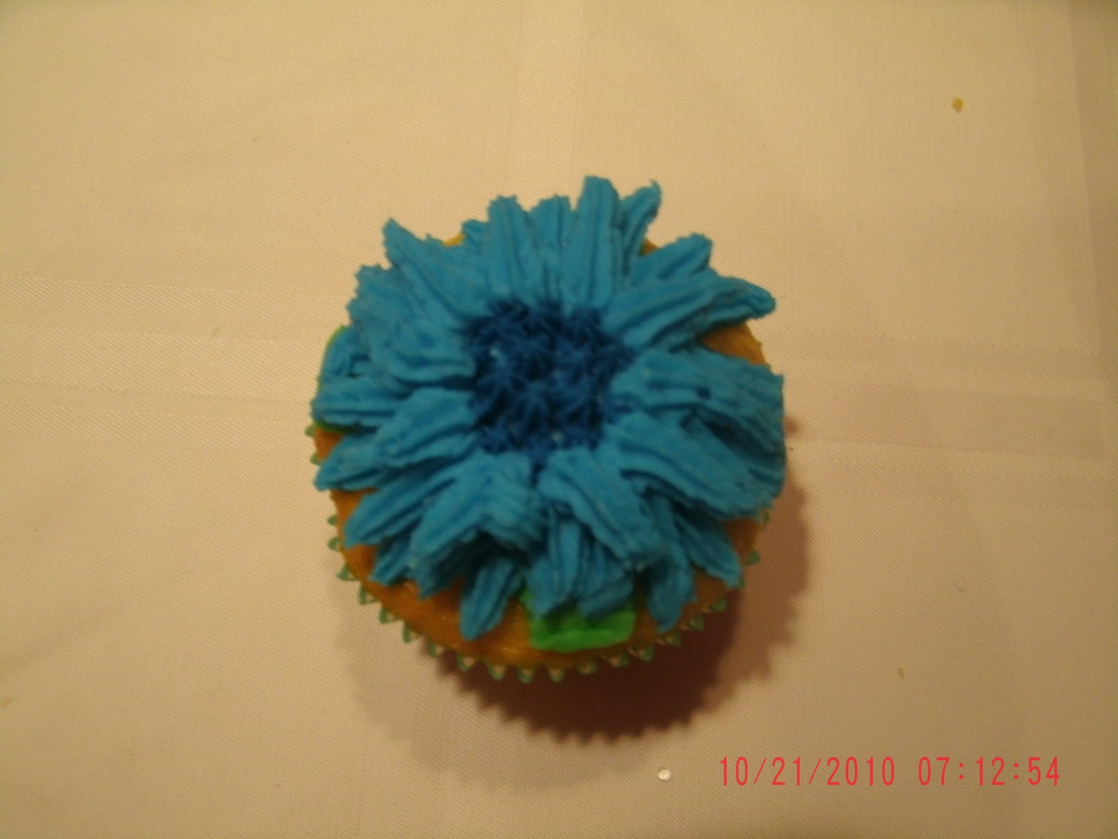 Big Bettie cakes: Lemon Flavored Flower Cupcakes