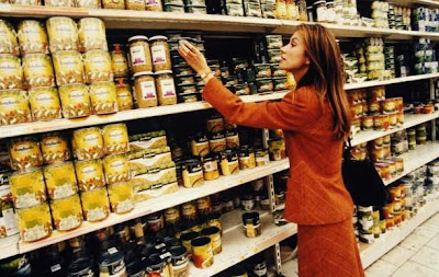 Imagem de mulher fazendo compras em supermercado.